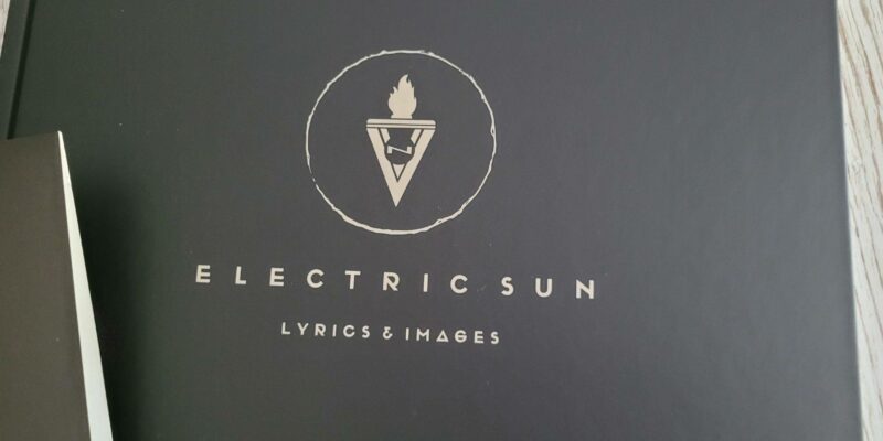 Eine von 1500 VNV-Nation „Electric Sun“ Fanboxen!